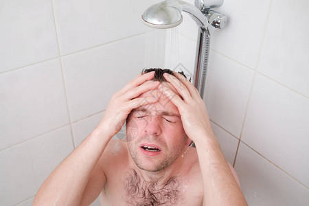 一个人在辛苦的一天后洗了个放松的澡背景图片