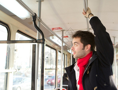 一名乘坐公共交通工具旅行的年图片