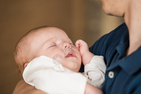 怀里抱着婴儿的快乐父亲图片