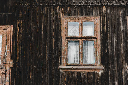 带窗户的风化陈旧棕色木屋图片