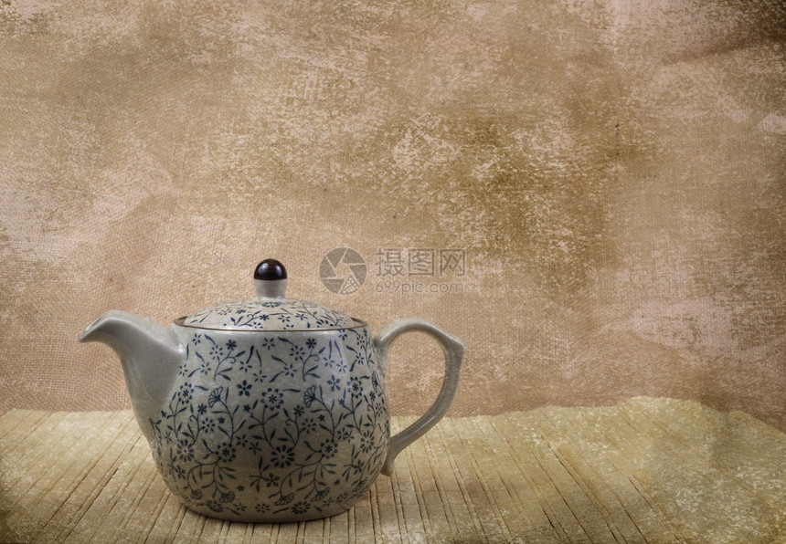 竹席上的陶瓷复古茶壶图片