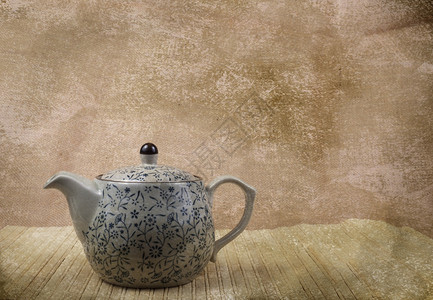 竹席上的陶瓷复古茶壶图片