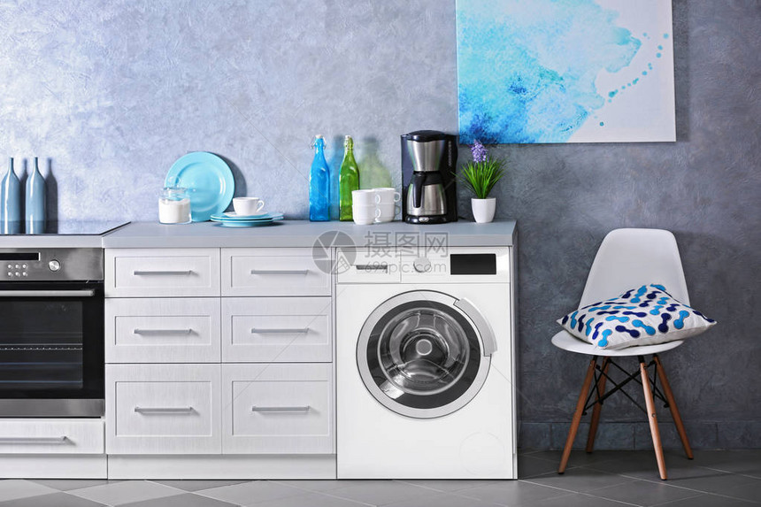 带洗衣机的现代厨房内部洗衣日图片