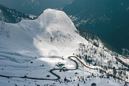 白云岩山雪全景在冬天图片