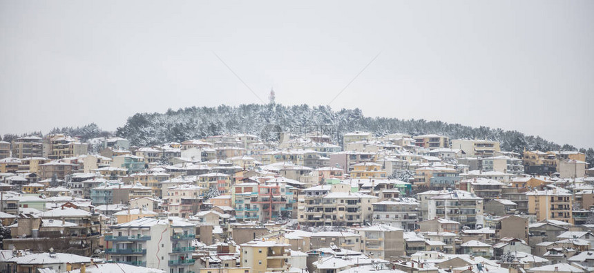 传统雪镇和迷雾天空背景图片