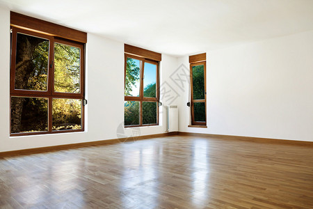 空荡的室内房间和三个窗户图片