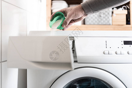 使用施药援助将洗衣涤剂粉末插入洗衣图片