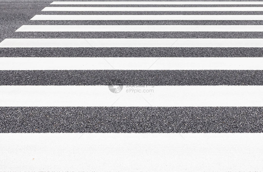 城市公路上的斑马交叉图片