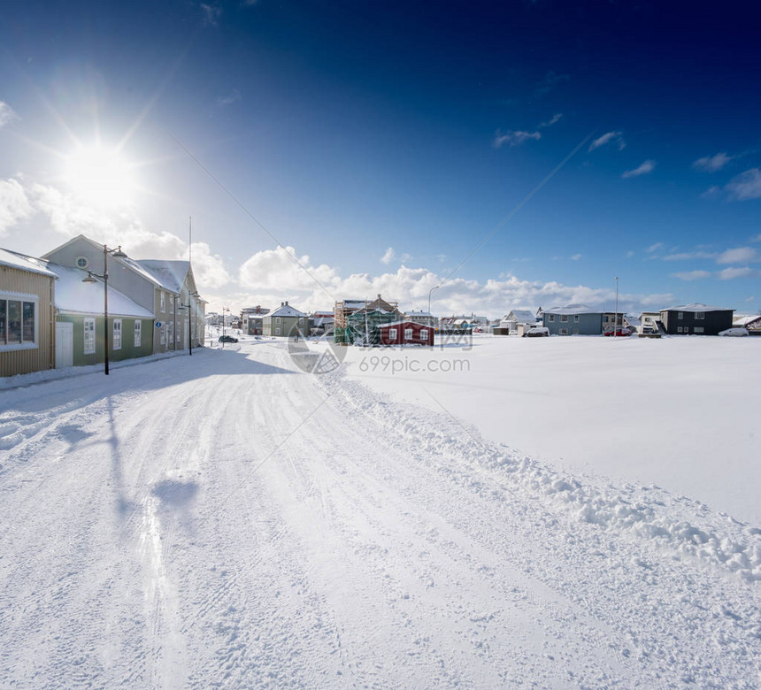 冰雪覆盖地表和阳光的小镇建筑图片