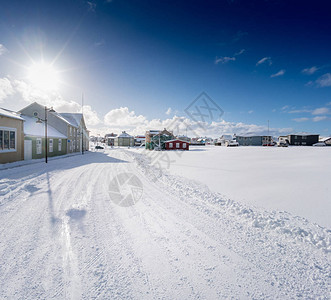 冰雪覆盖地表和阳光的小镇建筑图片