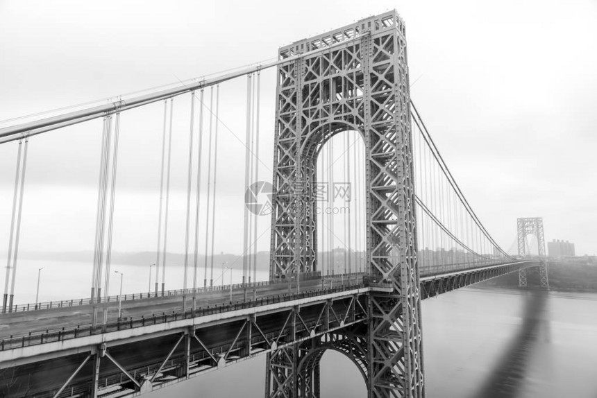 乔治华盛顿大桥在新泽西州李堡的阴云笼罩下图片