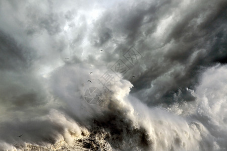 风雨如磐的海浪冲破岸边图片