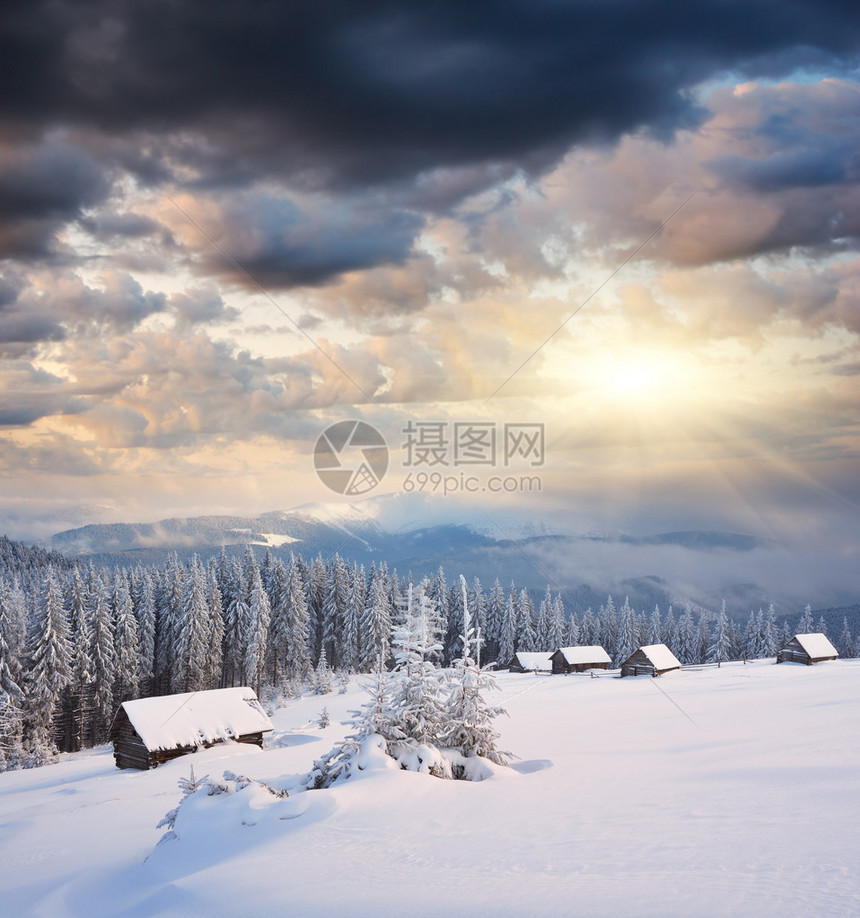 山中夜晚的冬季景观美妙的阳光图片