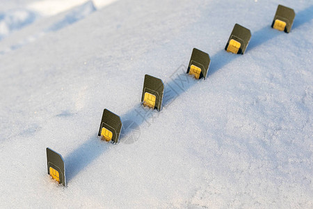 6张手机SIM卡插在雪中图片