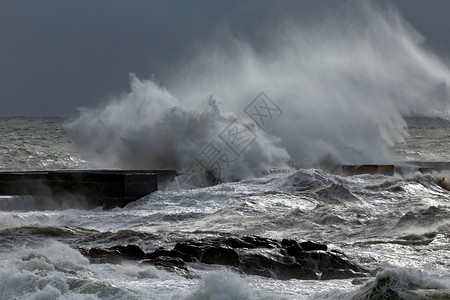 风暴在码头上空荡漾葡萄牙北部图片