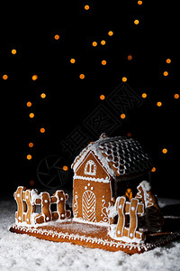 星空下雪地里的姜饼屋带复制空图片