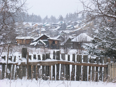 背景为松树的白雪覆盖的木屋景观图片