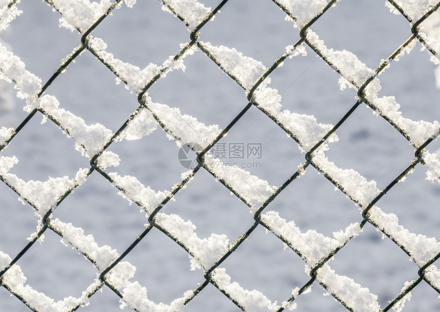 冬天积雪的白色金属栅栏图片