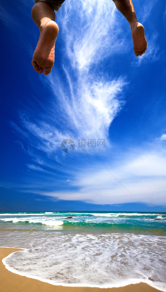 夏天的云从海滩跳到海里图片