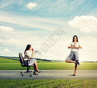 愤怒的女商人在路上对大平图片