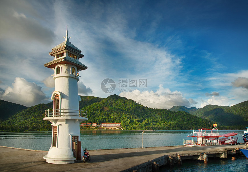 泰国象岛海码头的灯塔图片