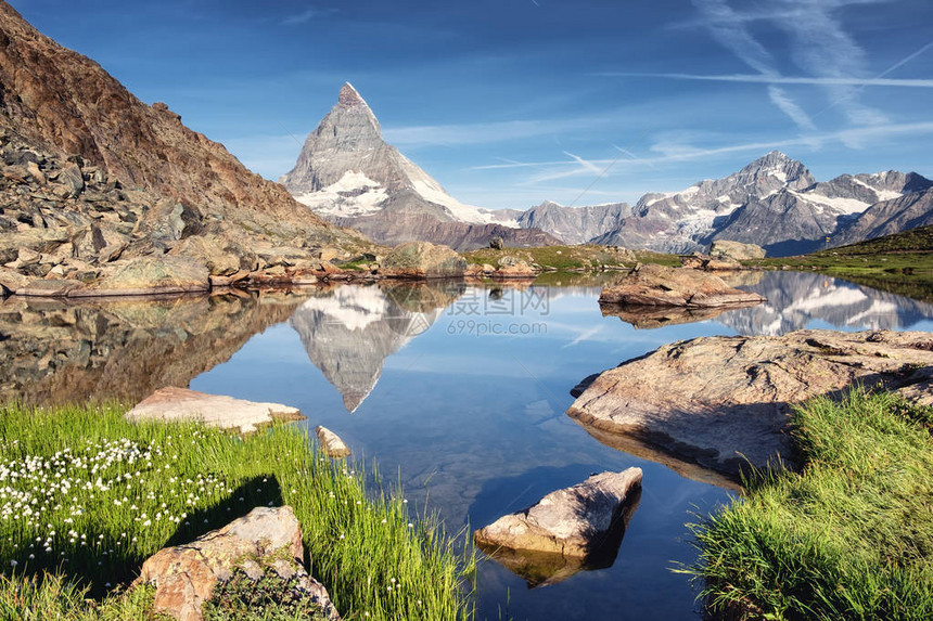 早晨时间在水面上的马特宏峰和倒影瑞士美图片