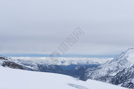 阿尔卑斯山上的雪景与云天图片