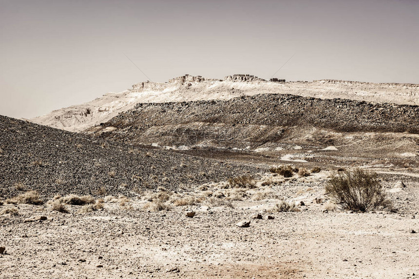 以色列内盖夫沙漠的岩石山丘以色列南部岩层的壮丽景观尘土飞扬的山脉被旱谷和深陨石坑打图片