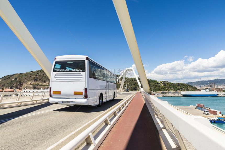 白公共汽车在西班牙加泰罗尼亚巴塞罗那港的一图片