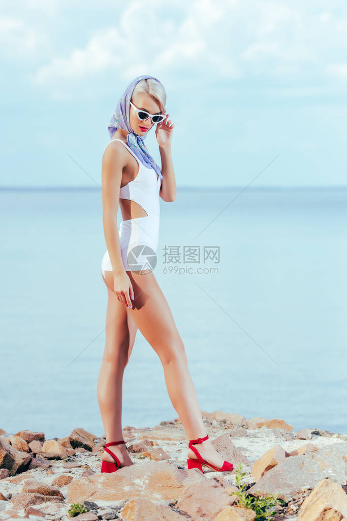 穿着白年华泳服太阳眼镜和丝围巾的美图片
