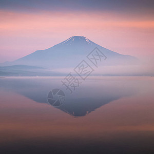 湖中倒影的富士山景观图片