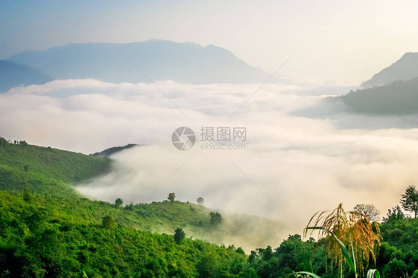 老挝北部山区谷底部的浓云图片