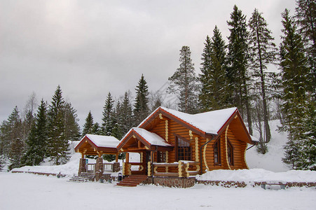 白雪皑的冬季景观中的小屋图片