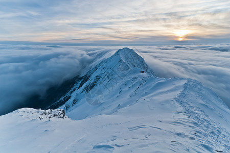 冬天的山和云上的美丽日落图片