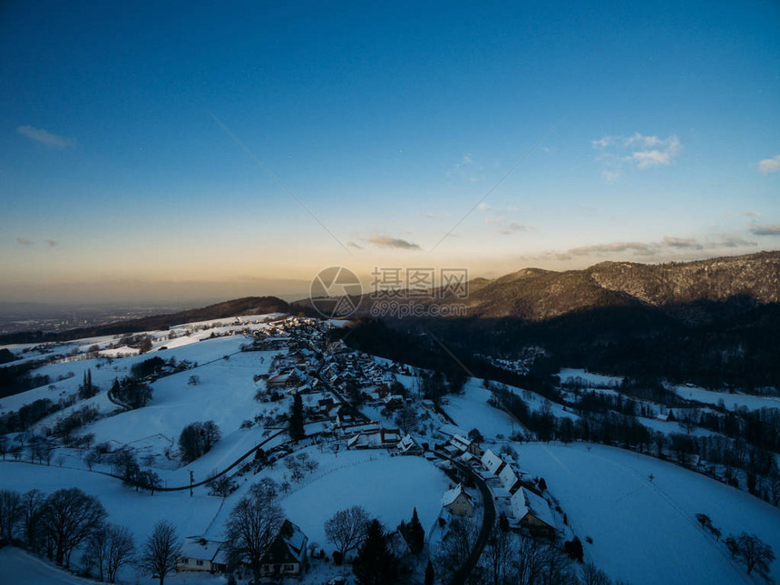 德国美丽的冬季风景山丘和建筑物的图片
