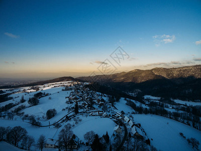 德国美丽的冬季风景山丘和建筑物的图片