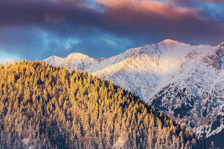 山中冬景雪峰落月图片