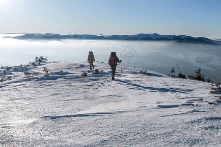 乌克兰喀尔巴阡山冬季在雪图片