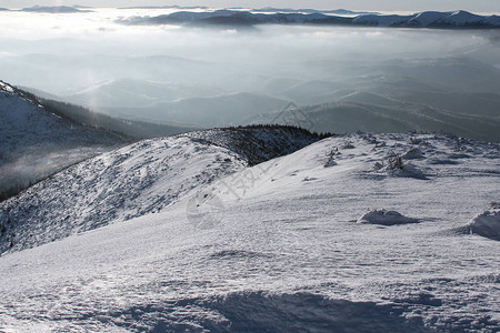乌克兰喀尔巴阡山脉覆盖着雪和多云的天空的山脉图片