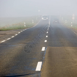 有雾的空长高速公路图片