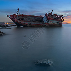与旧废弃渔船的海景图片