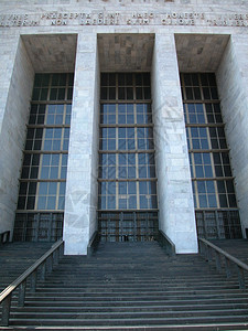 意大利米兰法院大楼主要入口处的外部景象图片