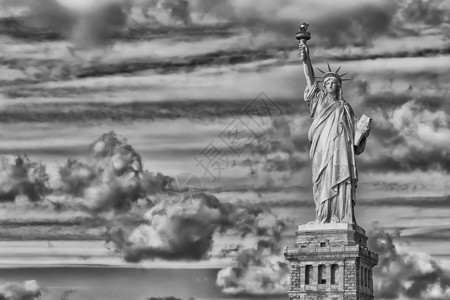 纽约自由雕像黑白垂直隔离图片