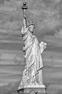 纽约自由雕像黑白垂直隔离图片