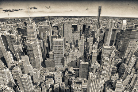城市摩天大楼鸟瞰图全景黑白图片