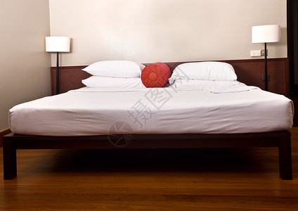 卧室里的床和头板带灯内部的背景图片