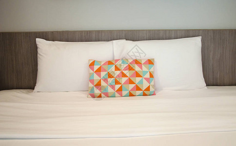 卧室豪华酒店的白色枕头图片