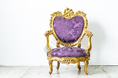 带图案花卉面料的紫色复古椅背景图片