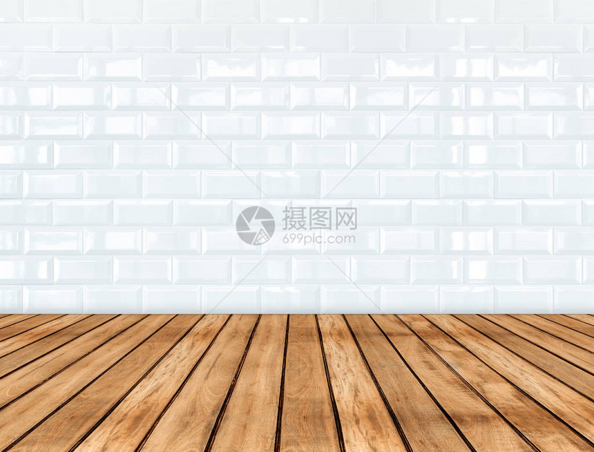 空木板地和光滑的白色瓷墙图片