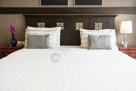 床铺舒适枕头室内旅馆卧室图片